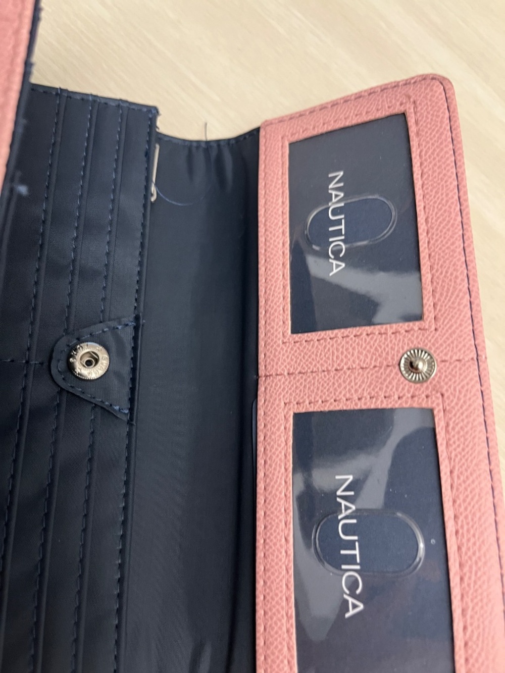 New Nautica Woman’s Pick Wallet - Picture 6 of 13
